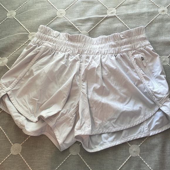 white Lululemon tracker shorts size 8 - Picture 3 of 4